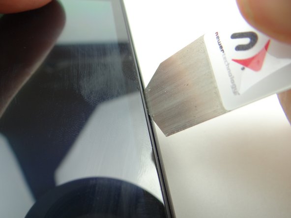 Pictures 1: Insert the tip of the iSesamo between the display assembly and rear panel.