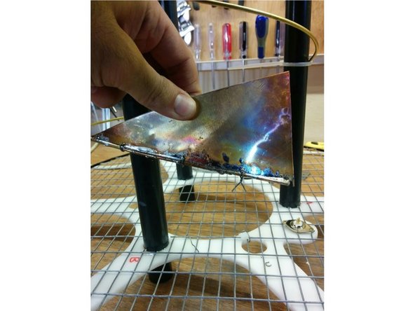 Place the N-type in position without screwing it. Cut, perforate and bend the triangular sheet of copper 0.5mm thick according to the design file provided. File the tip so it can be inserted in the N-type.