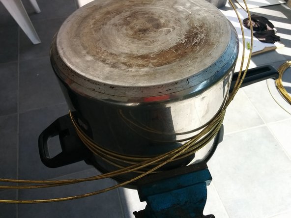 Using any cylindrical object (in our case kitchen ware) we turn the wire in 23-24cm perimeter.