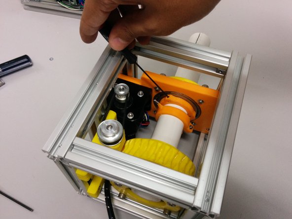 Push the axis spacer collar onto the bearing and tighten the screws.