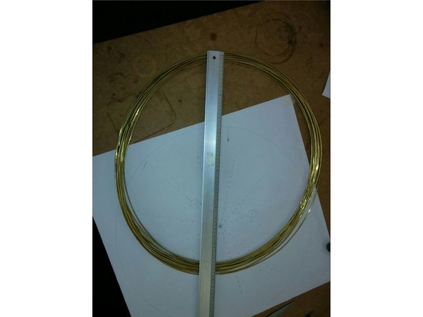 In our example we will use brass wire, 1.5mm wide from a 60cm diameter packaging. We cut more than 6m. (our final length shall be 5696mm).
