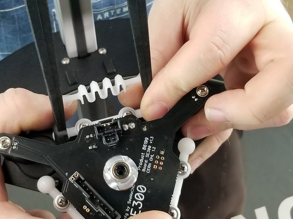 Press on both ball joints to ensure the arms have snapped fully on the hotend.