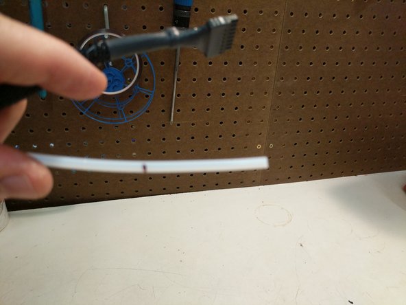 Install a retaining clip on the hot-end end of the Bowden tube and insert the Bowden tube into the hot end.