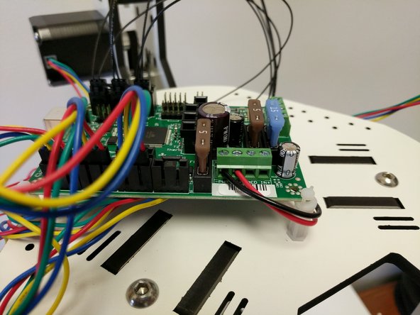Bring the wires around the board support and secure them in the -PWR IN- terminals (-/+) Tighten the terminals.