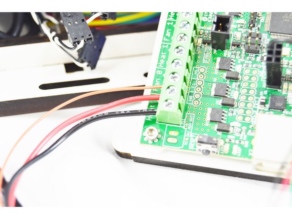 There are (2) red wires, and (2) black wires in the hot end whip. The 18awg wires are the THICKER wires.