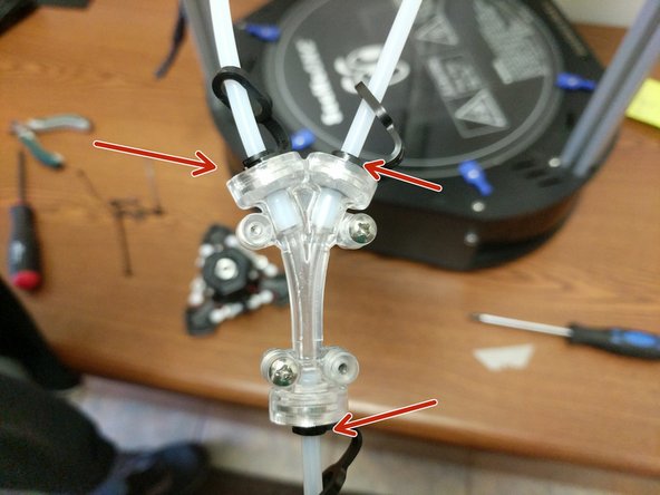 Install the short bowden tube with the chamfered end into the dual adapter on the output (single) side. The chamfered side should be inserted into the dual filament adapter. Install the lanyard clip.