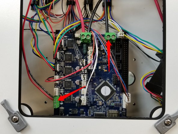 Install the wires coming from the fuses in the locations indicated in the photo.