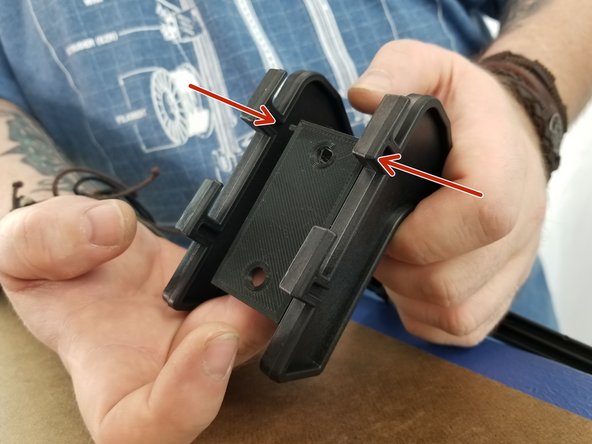 Insert the clamp between the spool holder side plates as shown in Pic 2.