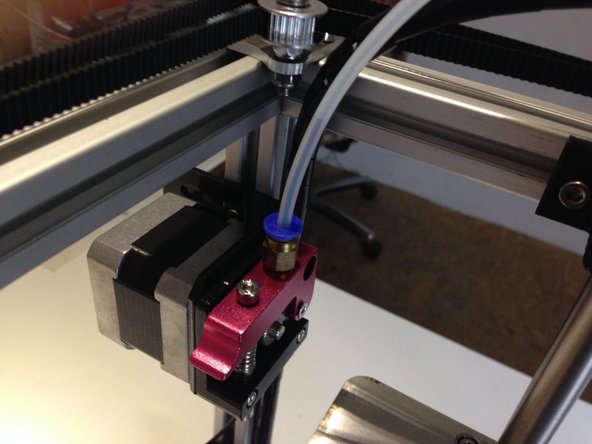 Insert the teflon tube in both sides in blue guides.