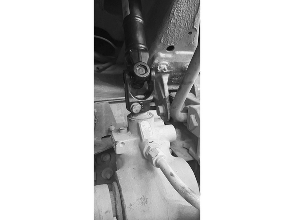 Encaixe a articulação da coluna no eixo estriado de entrada da caixa de direção.