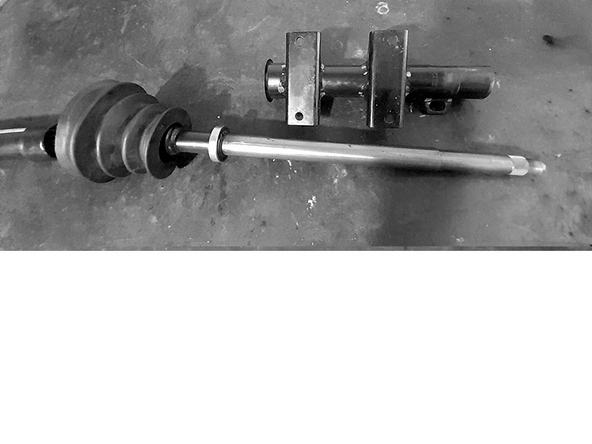 Monte o suporte na coluna de direção fazendo seu encaixe sobre o anel externo do rolamento.