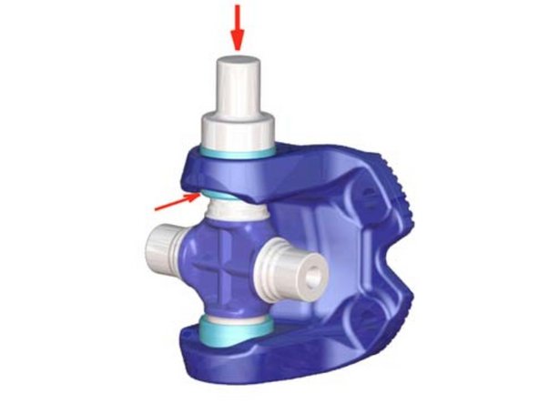 
Pressione o copo do rolamento com a cruzeta do mancal e o copo do rolamento oposto contra o anel de reten&ccedil;&atilde;o.

