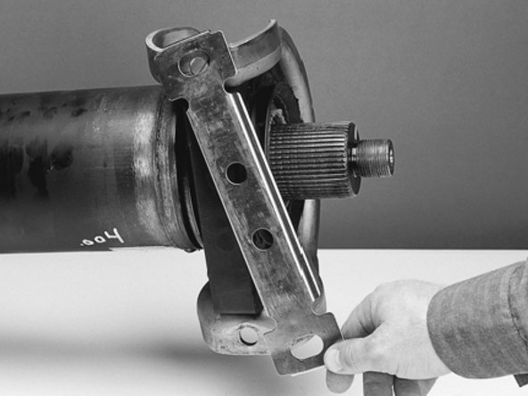 Encaixe o conjunto do Mancal Central manualmente, caso necessite, utilize um martelo de poliuretano para ajustar o posicionamento do rolamento. Monte o mancal central sobre a Ponteira do Cardan utilizando extensão tubular apoiando o rolamento pelo anel interno metálico tomando o devido cuidado para não danificar a vedação do rolamento.