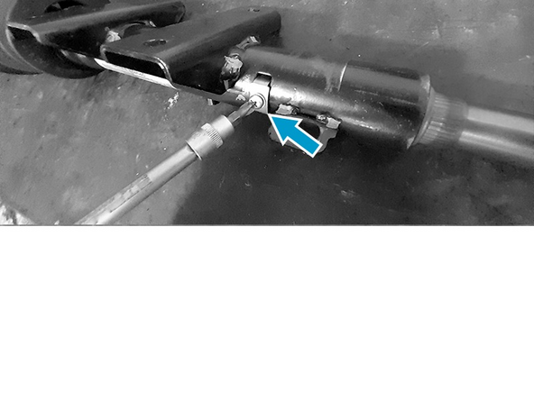 Após a montagem do suporte na coluna, insira a arruela e o guia do rolamento superior e também o clipe de contato da buzina.