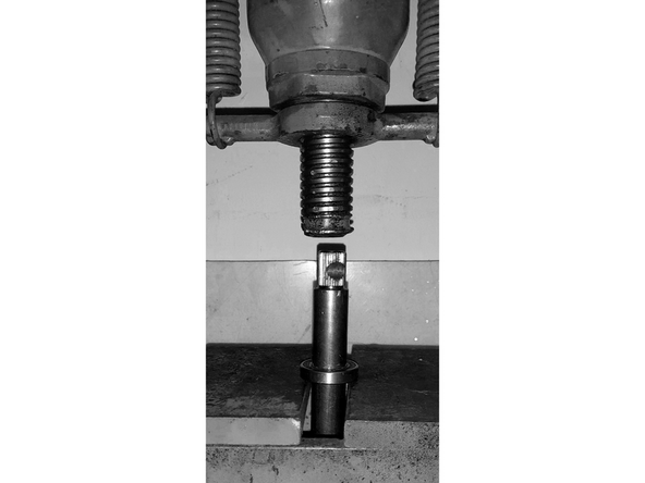 Após sacar o rolamento retire também a trava inferior.