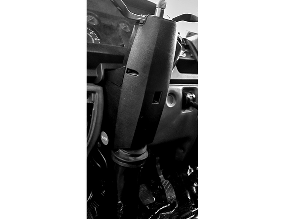 Reinstale os acabamentos plásticos da coluna de direção.