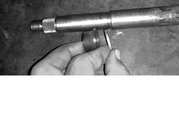 Remova o guia do rolamento superior e sua arruela de encosto.