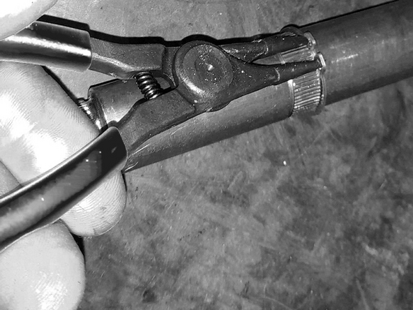 Após sacar o rolamento retire também a trava inferior.