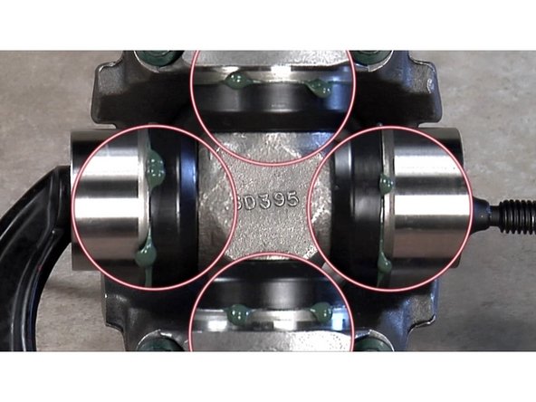 Se for o eixo do garfo que não purga, bata com um martelo de borracha na lateral do garfo para aliviar a pressão de fixação da lingüeta e tente lubrificar.