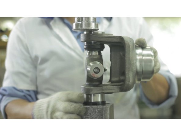 Aplique de 35 a 40 Nm de torque nos parafusos dos pratos;