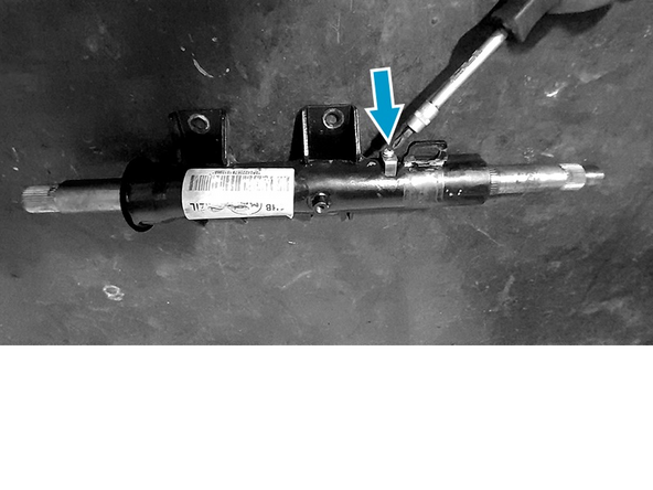 Retire o guarda-pó, o parafuso philips e o clipe de contato da buzina e leve o conjunto à uma prensa hidráulica