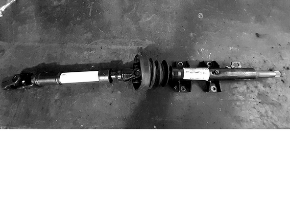 Após a montagem do suporte na coluna, insira a arruela e o guia do rolamento superior e também o clipe de contato da buzina.