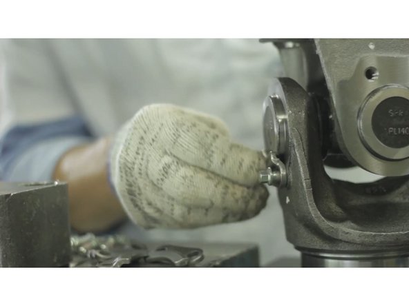 Posicione os pratos e parafusos, caso necessite, utilize um martelo de poliuretano e bata suavemente para posicionar corretamente os pratos;