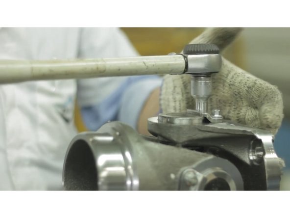 Aplique de 35 a 40 Nm de torque nos parafusos dos pratos;