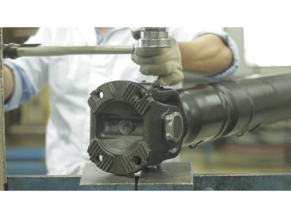 Posicione os pratos e parafusos, caso necessite, utilize um martelo de poliuretano e bata suavemente para posicionar corretamente os pratos;