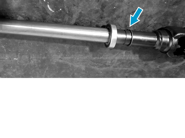 Examine o rolamento e as travas e se necessário faça a substituição.