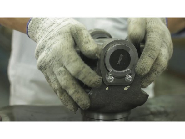 Após apertar, confira se a cruzeta se movimenta livremente e sem ruídos;