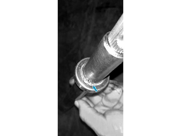 Remova a trava superior do rolamento e apoie seu anel interno na base da prensa para efetuar o sacamento.