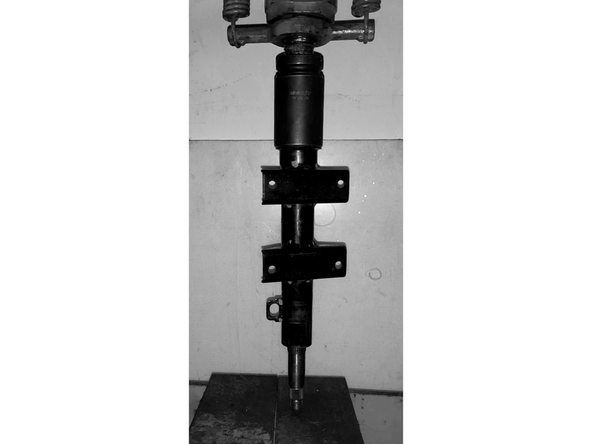 Prense o suporte da coluna para baixo.