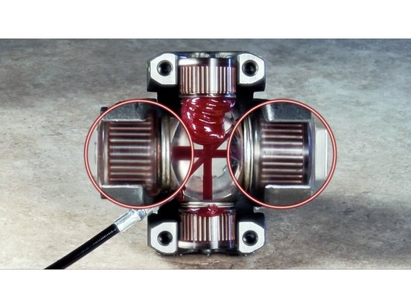 Primeiro, bata na capa com um martelo de poliuretano e tente lubrificar.