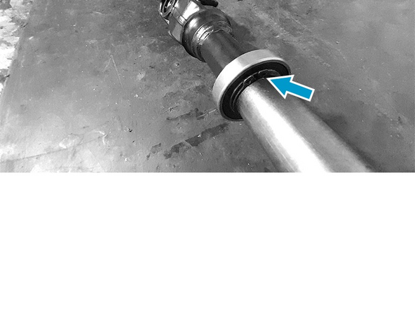 Faça a prensagem como ilustrado, até que o rolamento encostre levemente na trava inferior.