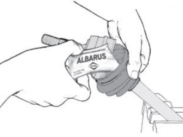 Aplique graxa na junta, começando pelo fundo (usando o bico da bisnaga) e preencha toda cavidade, movimente a gaiola para facilitar o processo;