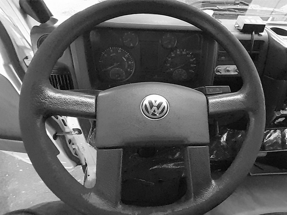 Finalize com o torque na porca central e colocação da capa do botão da buzina.