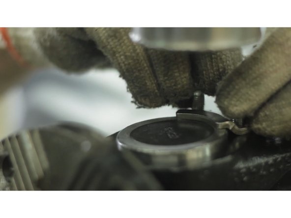 Confira se as capas estão aproximadamente 5 mm acima da face dos olhais;