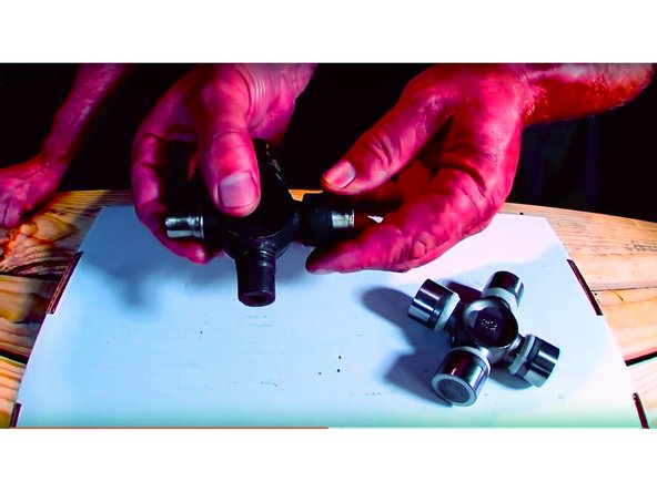 Com a cruzeta fora do cardan, analise a peça. Alguns defeitos deixam dicas importantes: