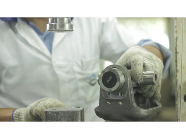 Posicione os pratos e parafusos, caso necessite, utilize um martelo de poliuretano e bata suavemente para posicionar corretamente os pratos;