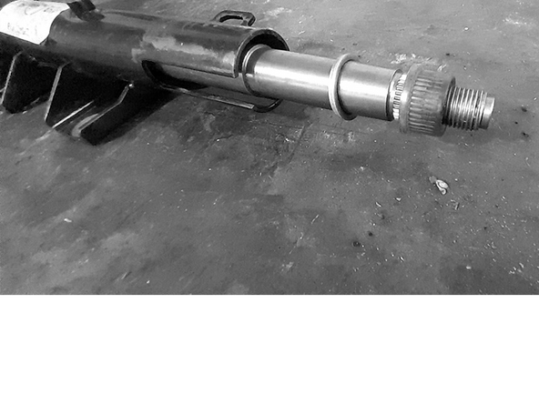 Após a montagem do suporte na coluna, insira a arruela e o guia do rolamento superior e também o clipe de contato da buzina.