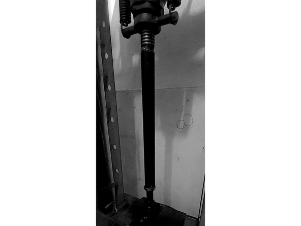 Utilize um dispositivo com aproximadamente 26mm de diâmetro e 350mm de comprimento para apoiar no anel interno do rolamento.