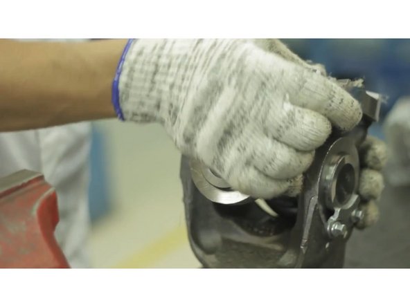 Após apertar, confira se a cruzeta se movimenta livremente e sem ruídos;