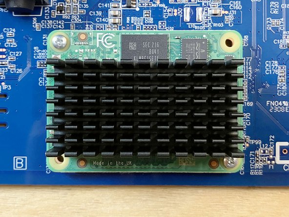 Depending on the variant of your main board, position the new heatsink above the compute module as described below. Use the photos as a reference for the proper alignment.