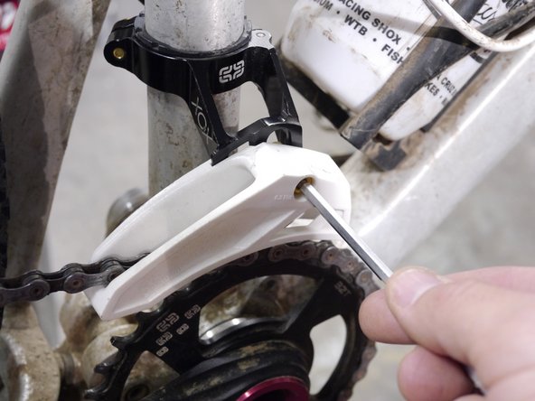 The guide can move both on the frame by sliding on the seat tube, as well as via the up and down adjustment in the slider