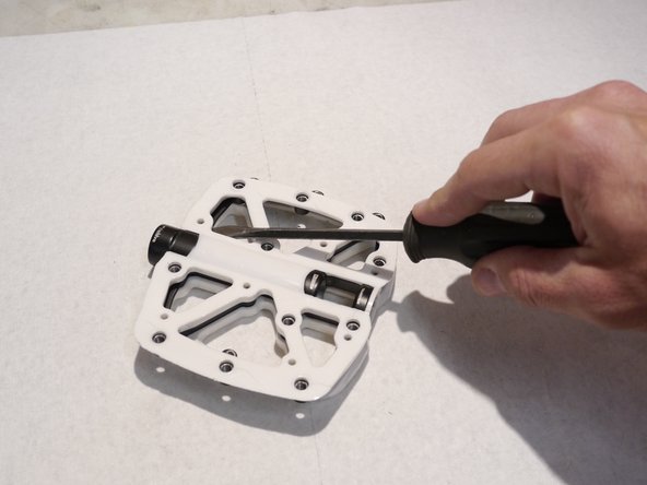 For older pedals it may be helpful to loosen the wearplate before removal by prying a corner up