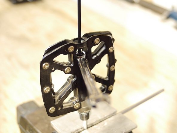 Adjust the spin speed of the pedal by tightening or loosening the Spin control knob using the 10mm hex wrench