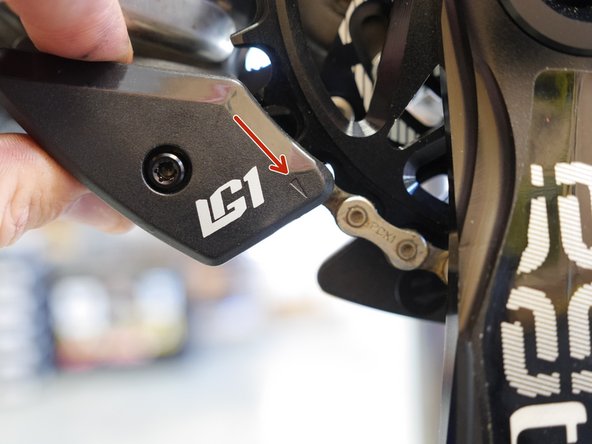 Position the lower slider such that the arrow is in line with the bottom of the chain and tighten the screw to 0.9N*m