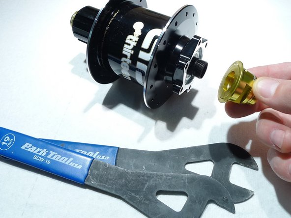 Loosen hub by turning non-drive endcap clockwise