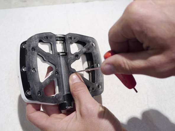 Push firmly on the wearplate to engage it on the pedal body